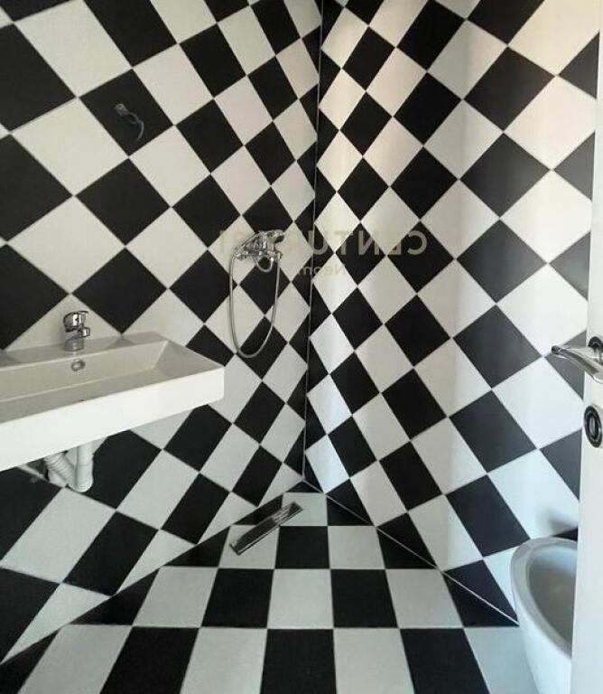 VENDESI APPARTAMENTO 2+1+2, PORTA TIRANA NUOVA.