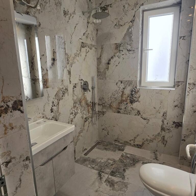 Shiten 2 apartamente 1+1+Garsoniere..!! 📍 Rruga e Barrikadave