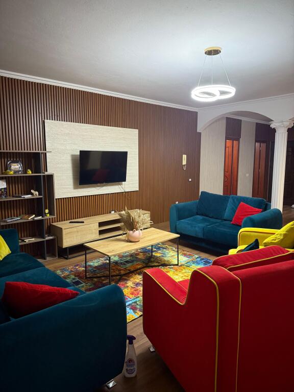 Jepet me qera apartament 2+1, 112 m2 ne Rr. Him Kolli