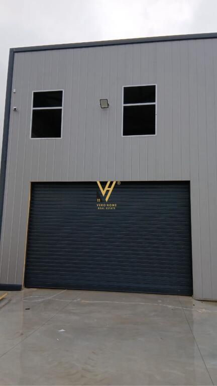 AFFITTASI CAPANNONE 4.900 M2 A VAQARR 400.000 LEKE