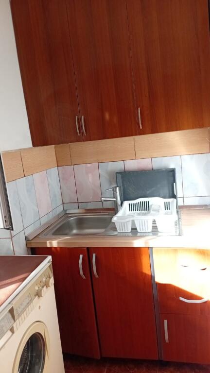 Siri kodra, apartament 1+1 me qera kati perdhe shtepi private (30,000 leke)
