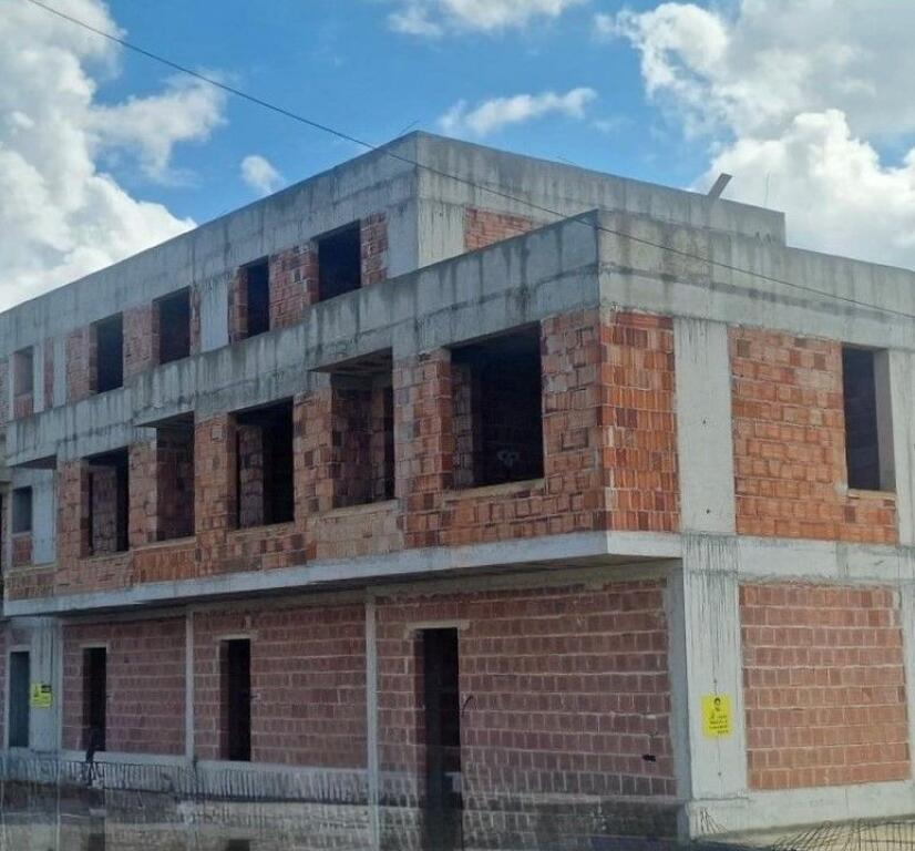 VENDESI APPARTAMENTO 3+1+3 + VERANDA + 2 POSTI AUTO, PRESSO LA RESIDENZA “CUCI 3” – MJULL BATHORE!