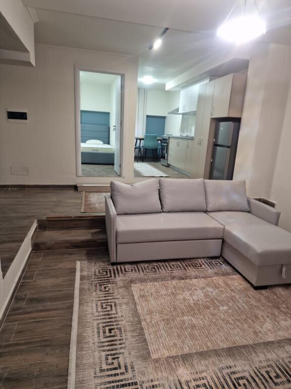 🏡 Appartamento 2+1 in affitto 📍 Posizione: Vicino alla Stazione dei Treni 💰 Prezzo: 70.000 lek / mese