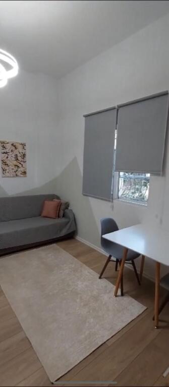 Shitet apartament Grasoniere, mbrapa Globe, Rruga e Kavajes.