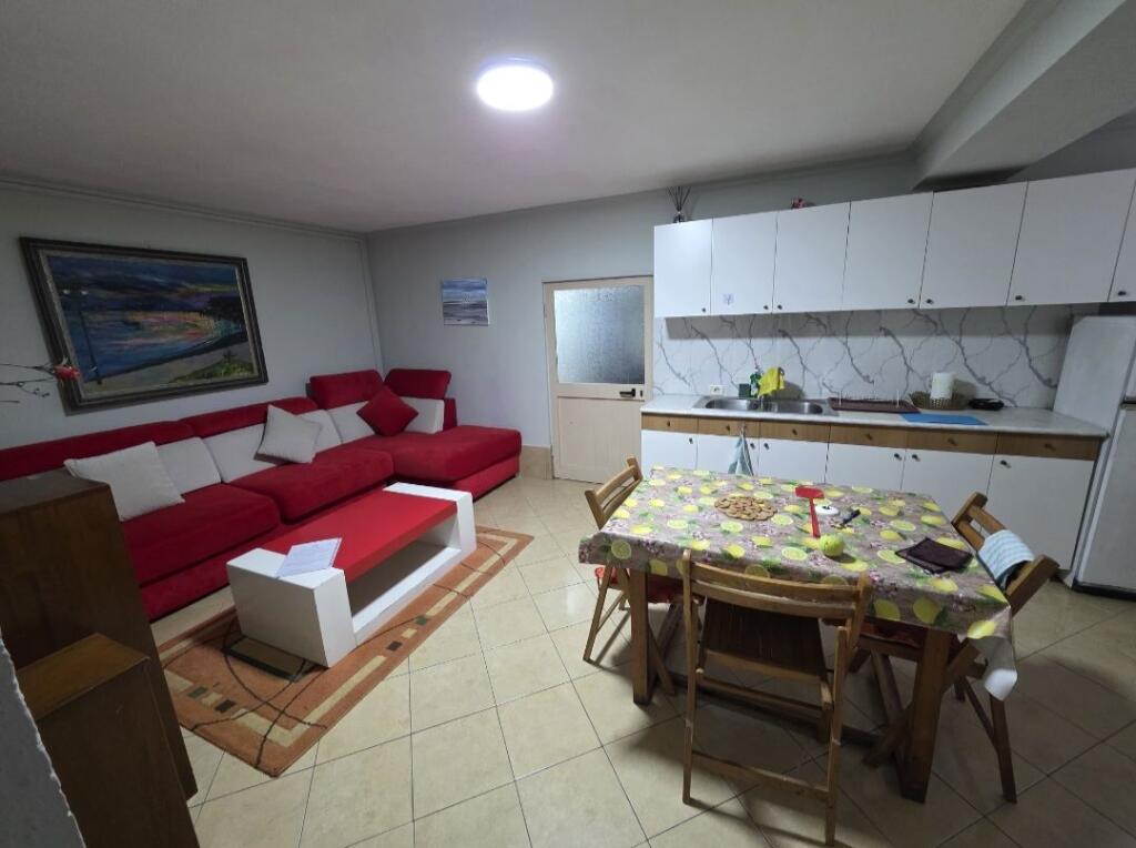 Jepet me qera apartament 1+1 te Shallvaret