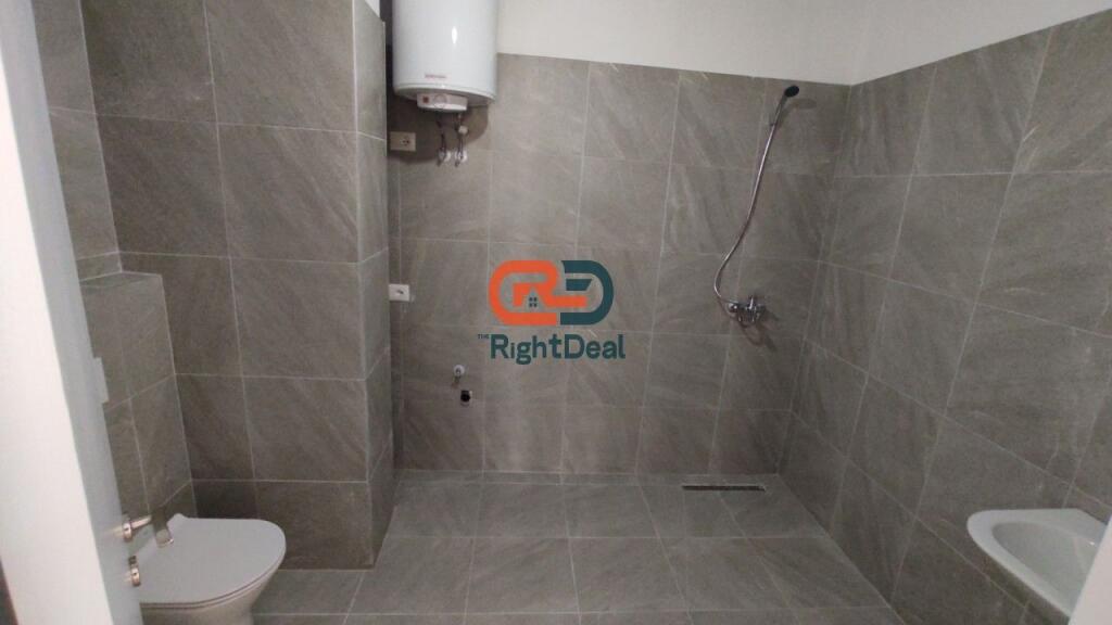 Tek Farmacia 10, Ne Kompleksin Arlis, Jepet Me Qira Ambient Per Zyra Me Hapesira Te Bollshme !!