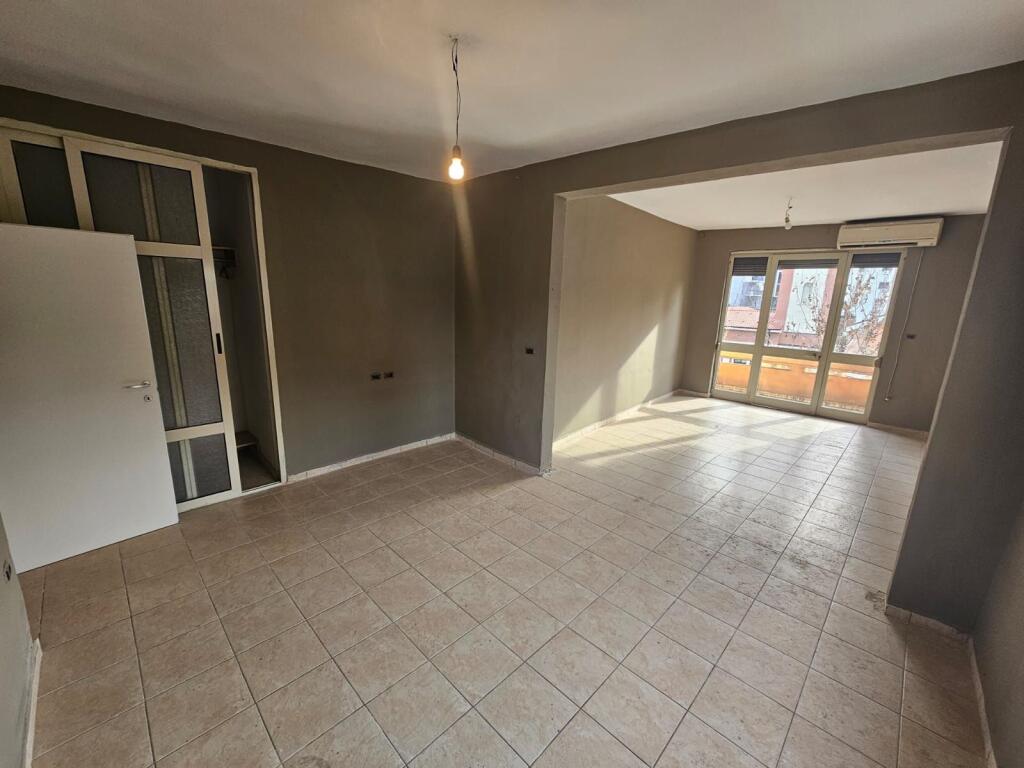 Ufficio in affitto in Via Kavaja (ID BZ2765) Tirana