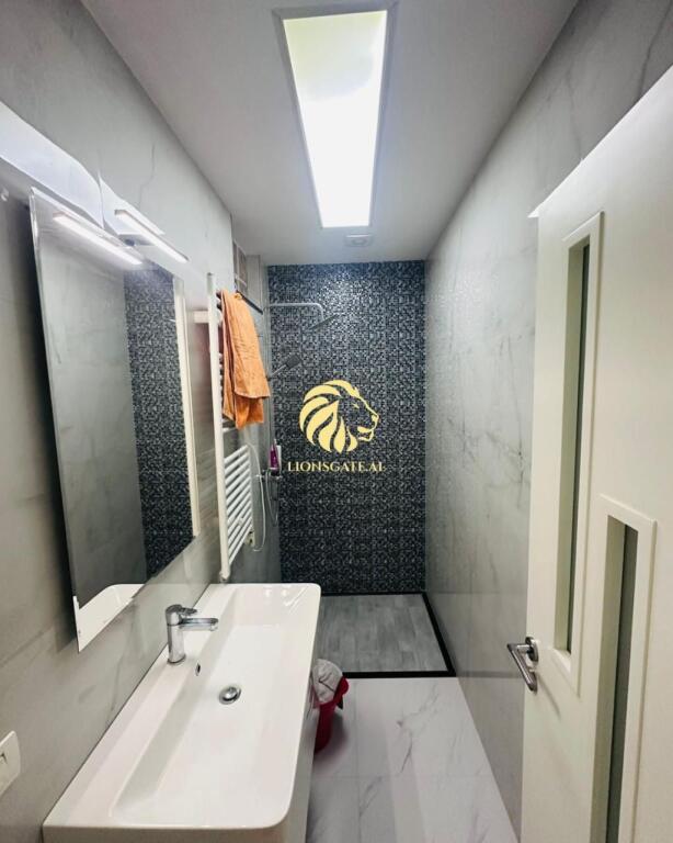 🏡 APARTAMENT ME QIRA – Qender, mbrapa muzeut