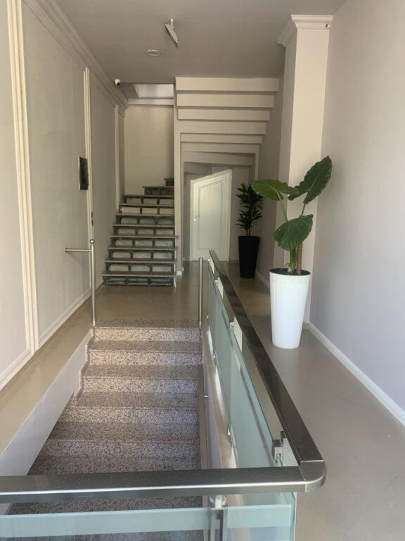 Ofrohet me qera ambjent biznesi Kati 1, 200 m² 1.700 €