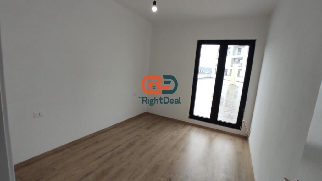 Tek Farmacia 10, Ne Kompleksin Arlis, Jepet Me Qira Ambient Per Zyra Me Hapesira Te Bollshme !!