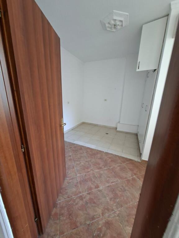 ZYRE ME QIRA 142 M2 PRANE GJYKATES ( ISH EKSPOZITA ) 1000 EURO