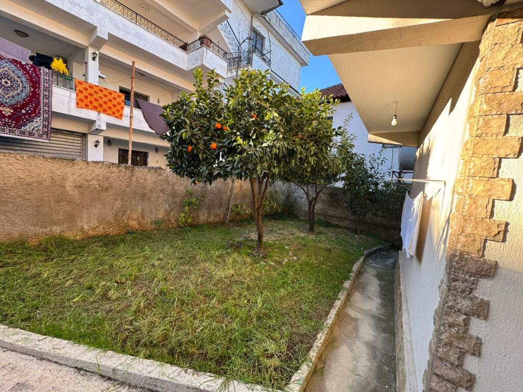 EKSKLUZIVE Vilë 2-katëshe për shitje – Mundësi ideale banimi dhe investimi  Shitet vilë moderne 2-katëshe, e organizuar në mënyrë funksionale, e përshtatshme për familje ose për përdorim si dy njësi banimi të ndara. Vila ndodhet në një zonë të qetë dhe ofron hapësira komode si brenda ashtu edhe jashtë.  Sipërfaqe trualli: 180 m²  Sipërfaqe ndërtimi: 150 m²  Oborr privat me mundësi parkimi për 2 automjete  Organizimi i ambienteve:  🔹 Kati i parë  Sallon i bollshëm  Kuzhinë funksionale  Dhomë gjumi  Tualet  🔹 Kati i dytë  Sallon i ndriçuar natyralisht  Kuzhinë  Dhomë gjumi  Tualet  Verandë komode  Ballkon me pamje të hapur  Vila ofron organizim praktik, ndriçim natyral dhe hapësira të jashtme që rrisin komoditetin e jetesës. Ideale për banim familjar ose për investim në tregun e qirave.  📍 Një zgjedhje perfekte për ata që kërkojnë rehati, privatësi dhe funksionalitet.