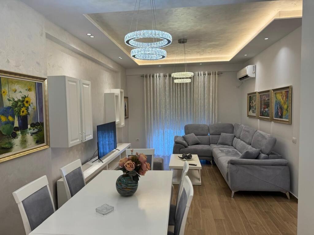 🏢Di fronte all'Ospedale Americano 3, Via Bedri Karapici, affittasi appartamento, 2+1, arredato. 60.000 Lek