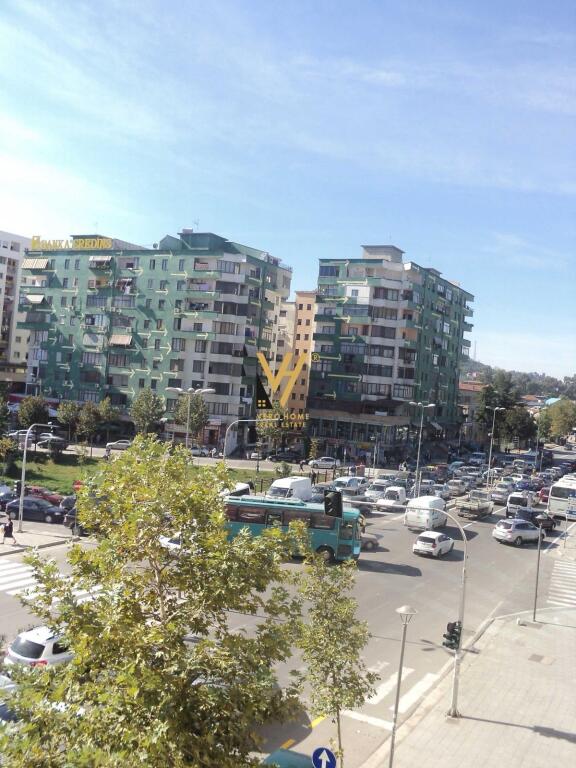 JEPET AMBIENT BIZNESI 210 M2 ME QERA TE PALLATI ME SHIGJETA 2.450 EURO