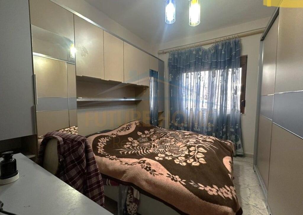 Shitet, Apartament 3+1+2, Rruga Kongresi Manastirit, Tirane.