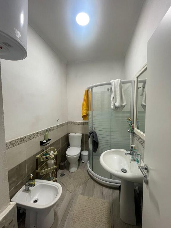 APARTAMENT ME QERA 3+1 RRUGA ELBASANIT 600 EURO