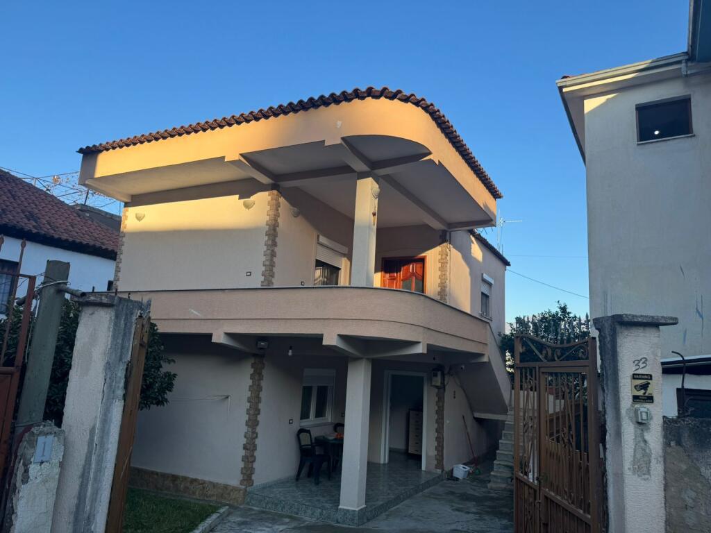 EKSKLUZIVE Vilë 2-katëshe për shitje – Mundësi ideale banimi dhe investimi  Shitet vilë moderne 2-katëshe, e organizuar në mënyrë funksionale, e përshtatshme për familje ose për përdorim si dy njësi banimi të ndara. Vila ndodhet në një zonë të qetë dhe ofron hapësira komode si brenda ashtu edhe jashtë.  Sipërfaqe trualli: 180 m²  Sipërfaqe ndërtimi: 150 m²  Oborr privat me mundësi parkimi për 2 automjete  Organizimi i ambienteve:  🔹 Kati i parë  Sallon i bollshëm  Kuzhinë funksionale  Dhomë gjumi  Tualet  🔹 Kati i dytë  Sallon i ndriçuar natyralisht  Kuzhinë  Dhomë gjumi  Tualet  Verandë komode  Ballkon me pamje të hapur  Vila ofron organizim praktik, ndriçim natyral dhe hapësira të jashtme që rrisin komoditetin e jetesës. Ideale për banim familjar ose për investim në tregun e qirave.  📍 Një zgjedhje perfekte për ata që kërkojnë rehati, privatësi dhe funksionalitet.