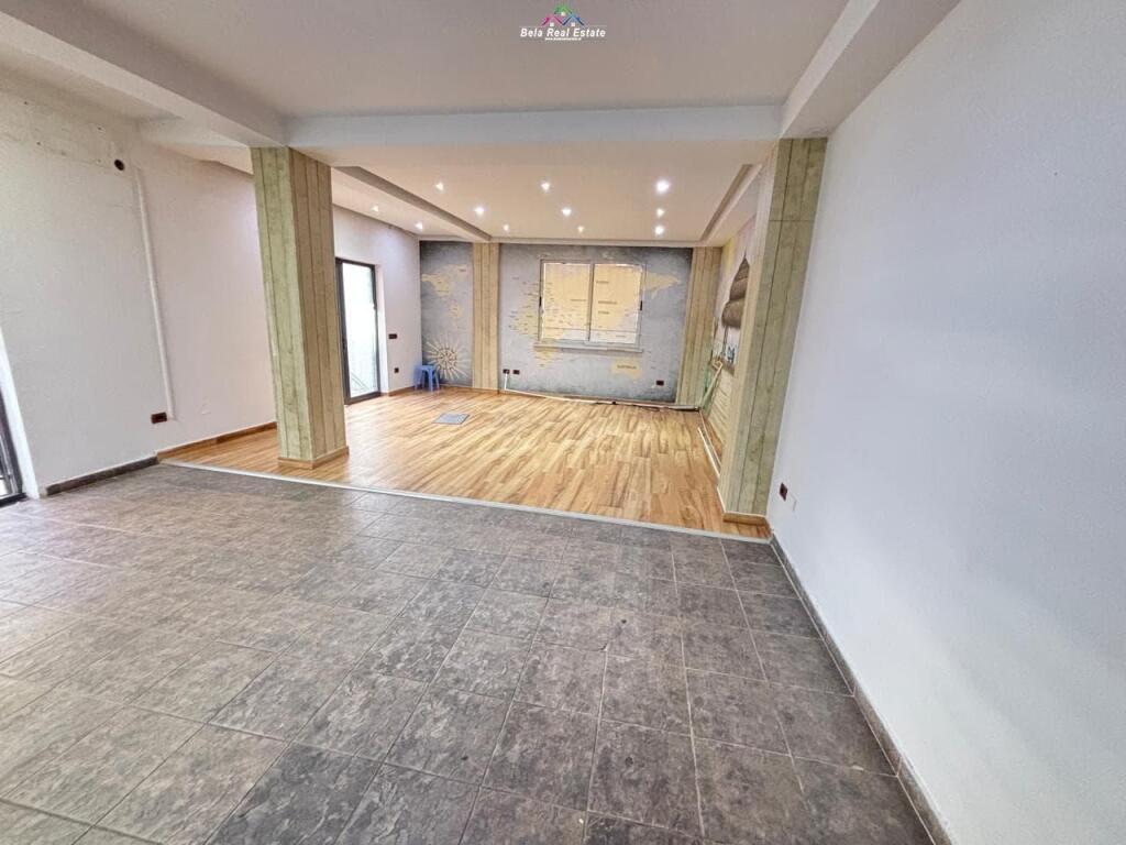 Zyre Me Qera Tek Zogu i Zi (ID BZ2774) Tirane