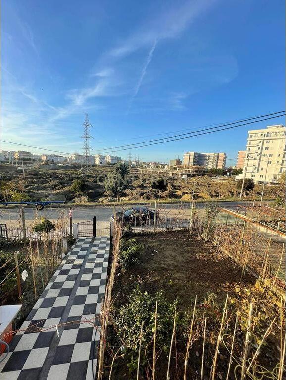 🏡 Shitet Vilë 2-Katëshe e Bashkëngjitur në Golem – 3 Dhoma Gjumi | 2 Tualete | Oborr Privat 🌴