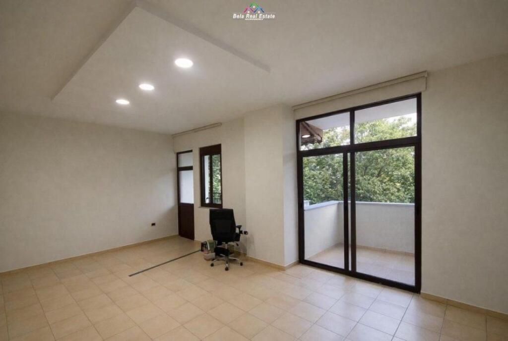 Ufficio In Affitto 2+1+2 Vicino Harry Fultz ( ID BZ2775) Tirana