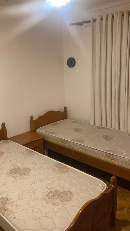 Apartament me qira – Përballë Shkollës Bajram Curri