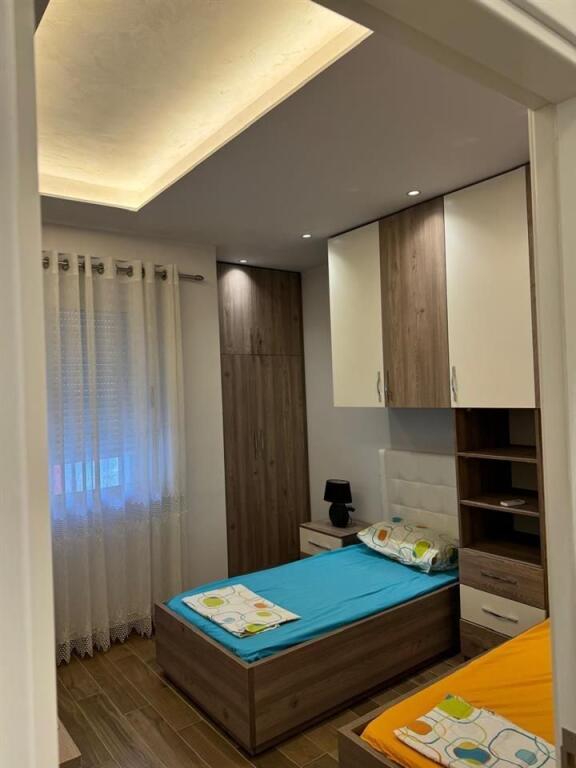 🏢Di fronte all'Ospedale Americano 3, Via Bedri Karapici, affittasi appartamento, 2+1, arredato. 60.000 Lek