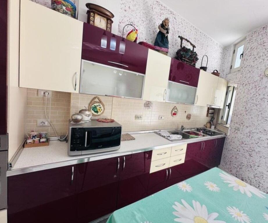 Affittiamo appartamento 1+1 piano villa nella zona 5 maggio   