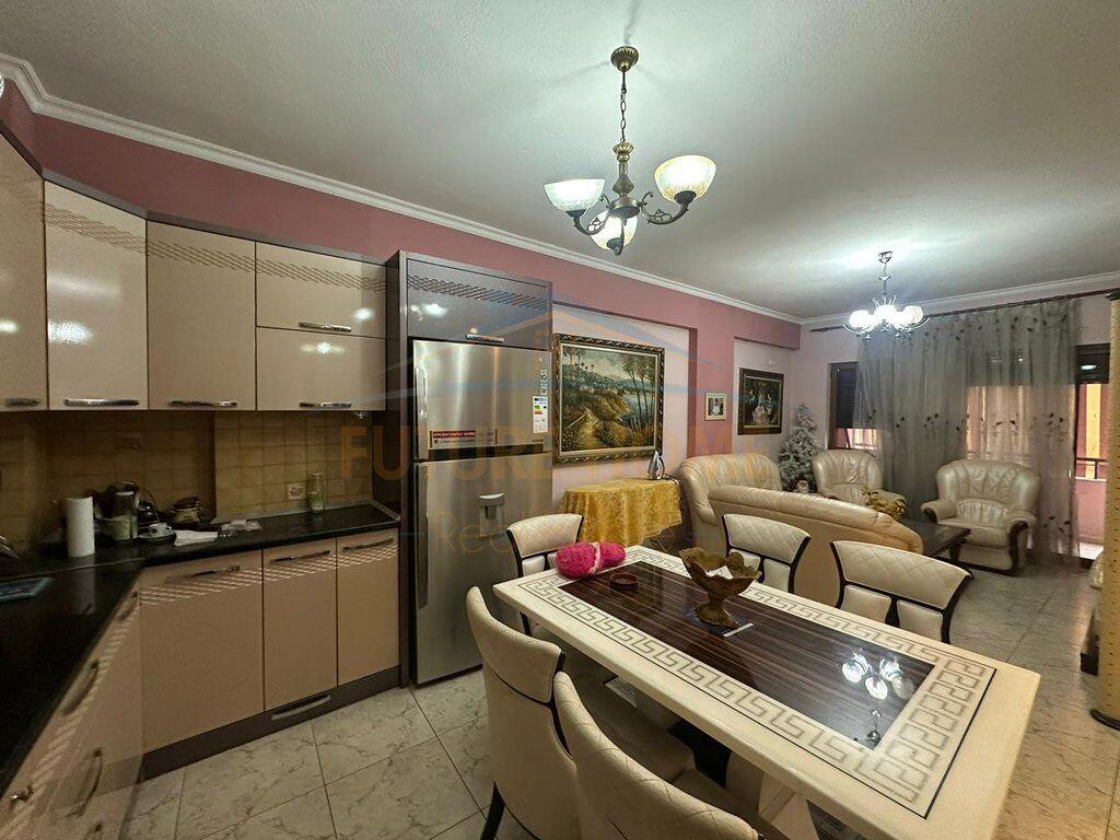 Shitet, Apartament 3+1+2, Rruga Kongresi Manastirit, Tirane.