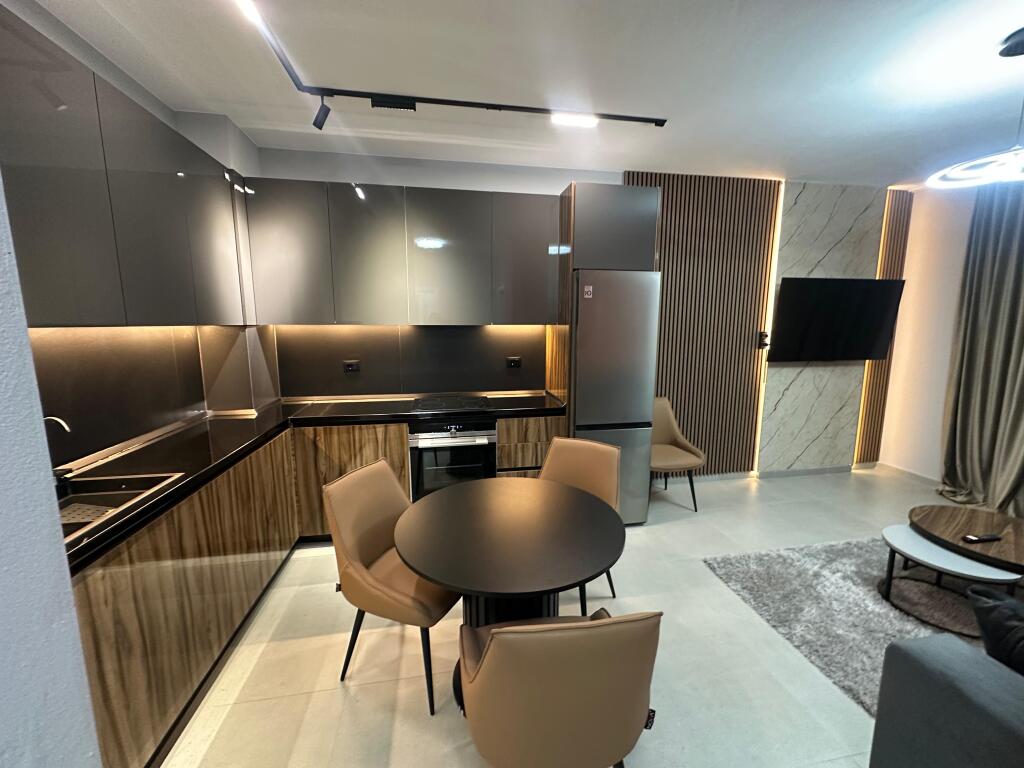 📣 AFFITTASI SUPER APPARTAMENTO 1+1 + parcheggio 📍 Green City Residence, Astir ✨  🏢 Edificio nuovo e di qualità 🛋️ Completamente arredato con architetto, in stile contemporaneo  💶 Prezzo: 650€/ mese