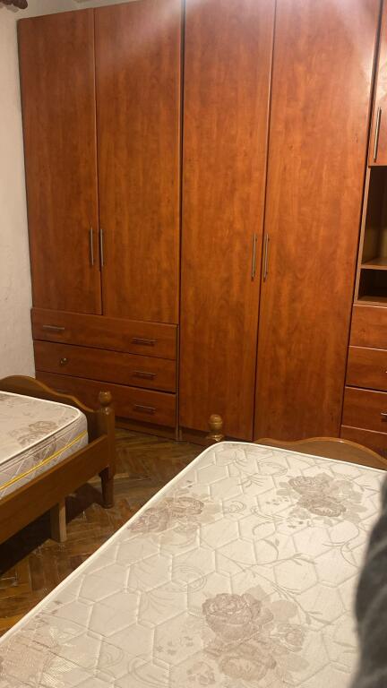 Apartament me qira – Përballë Shkollës Bajram Curri