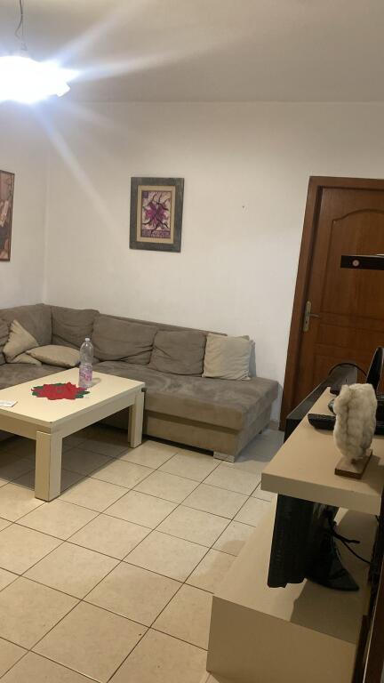 Apartament me qira – Përballë Shkollës Bajram Curri