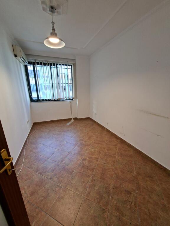 ZYRE ME QIRA 142 M2 PRANE GJYKATES ( ISH EKSPOZITA ) 1000 EURO