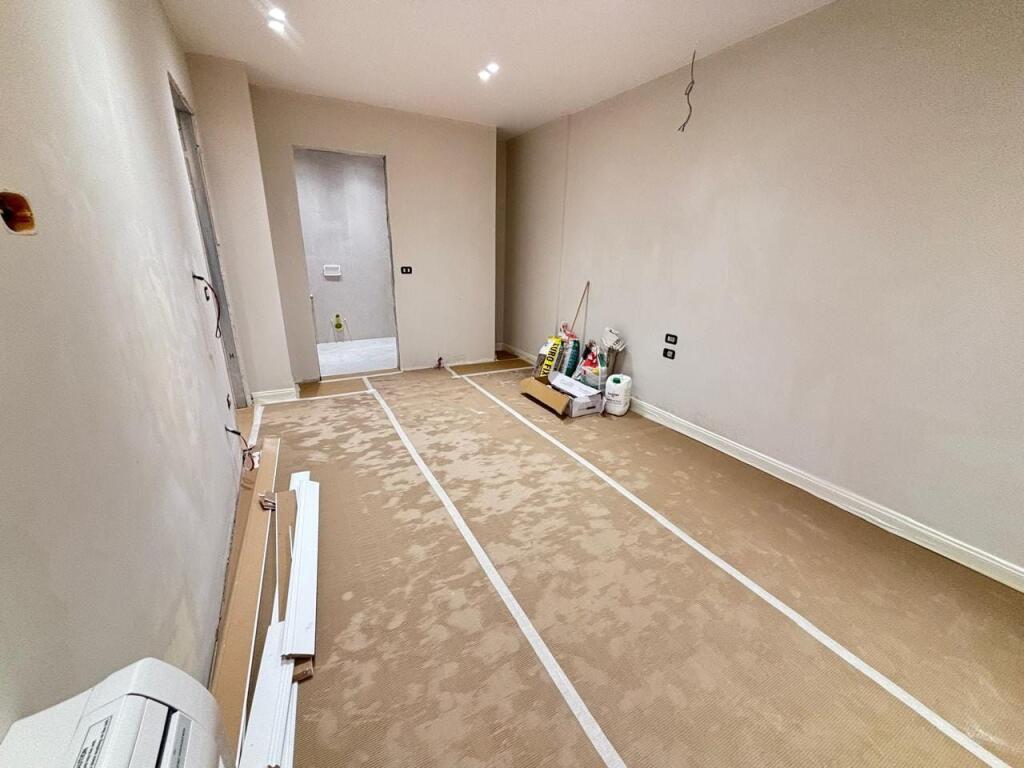 Zyre Me Qera Tek Ish-Ekspozita (ID BZ2675) Tirane