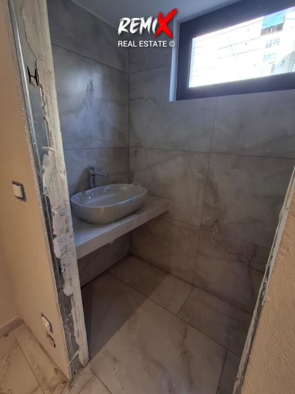 JEPET ME QERA AMBJENT BIZNESI BUZE RRUGE NE QENDER , DURRES