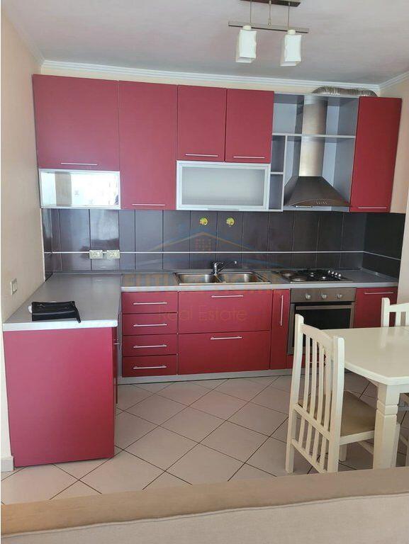 Shitet apartament 1+1 Komuna e Parisit