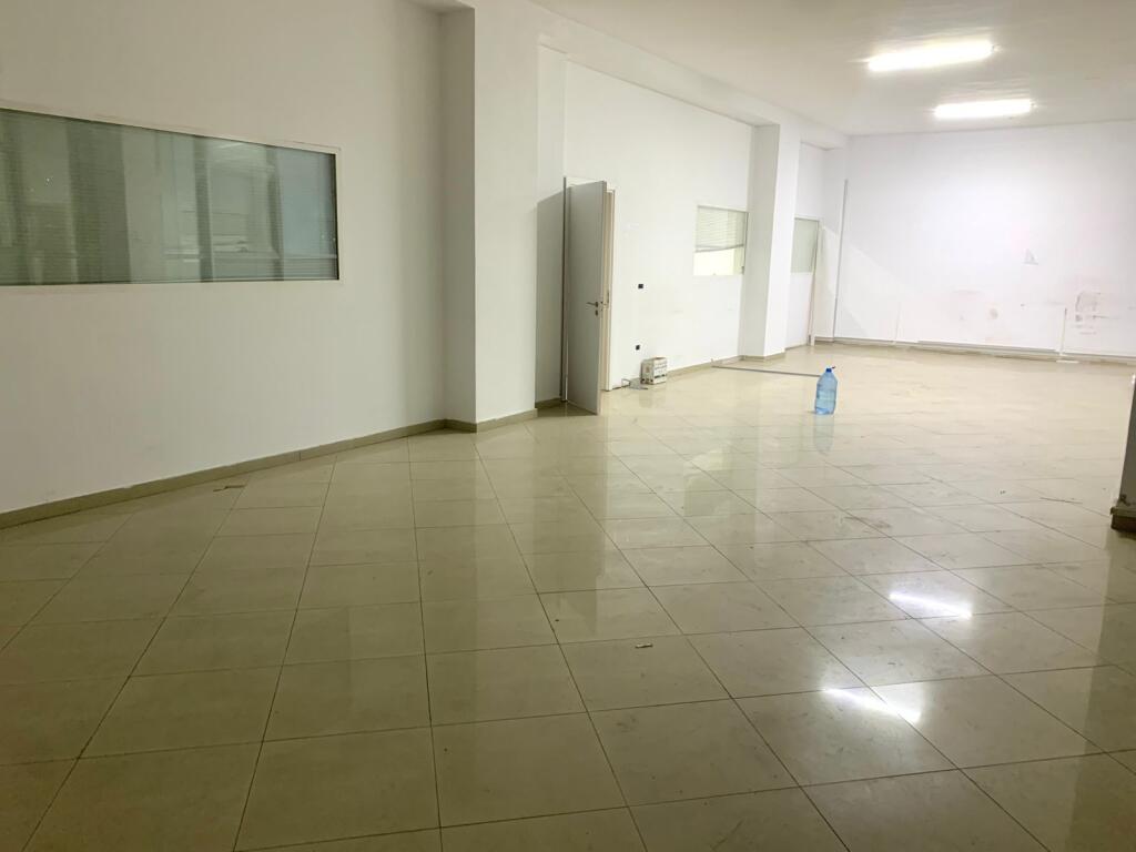 Ambjent me Qira në Astir – Mundësi Ideale për Biznes!