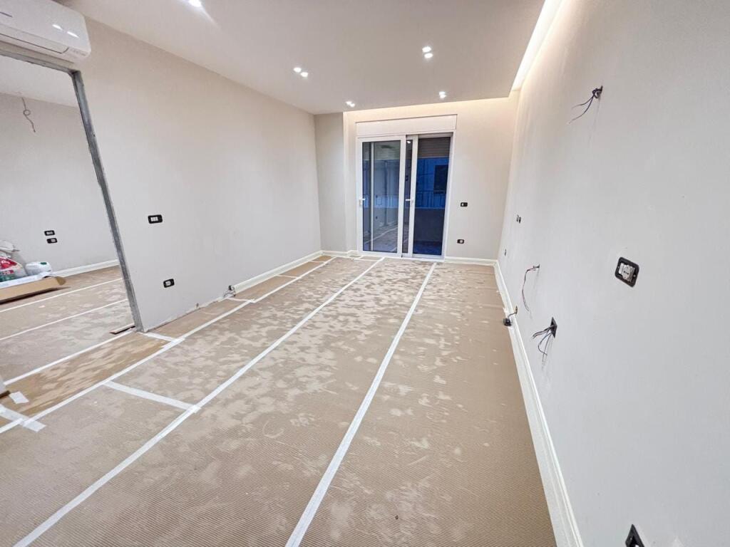 Zyre Me Qera Tek Ish-Ekspozita (ID BZ2675) Tirane