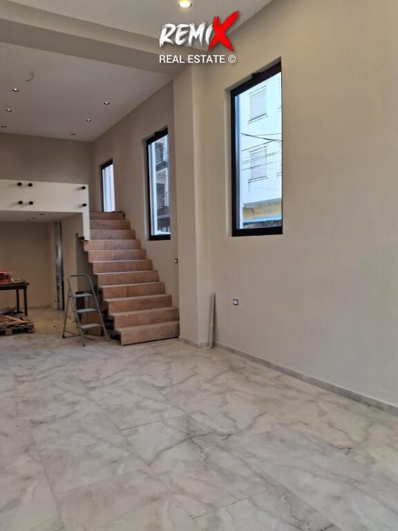 JEPET ME QERA AMBJENT BIZNESI BUZE RRUGE NE QENDER , DURRES