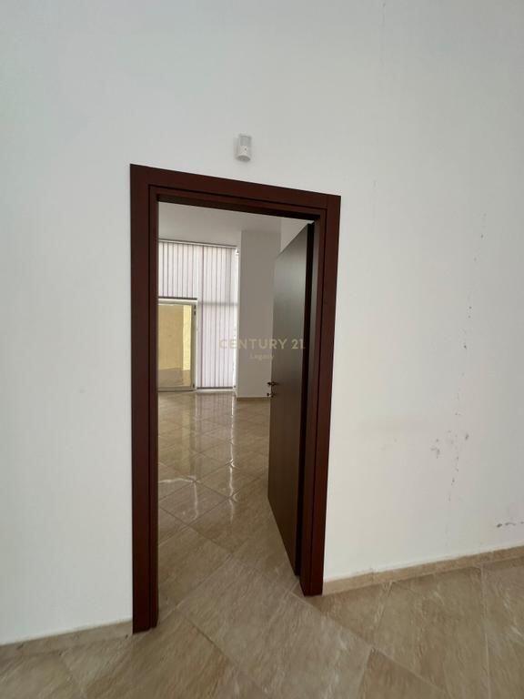 Offriamo ambiente commerciale super spazioso a Fresk