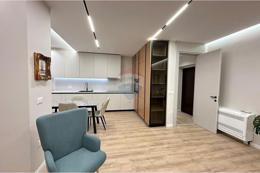 Super Apartament me qira: 2+1 &amp; Ballkon  Ne Qendër të Tiranës 1300€/Muaj