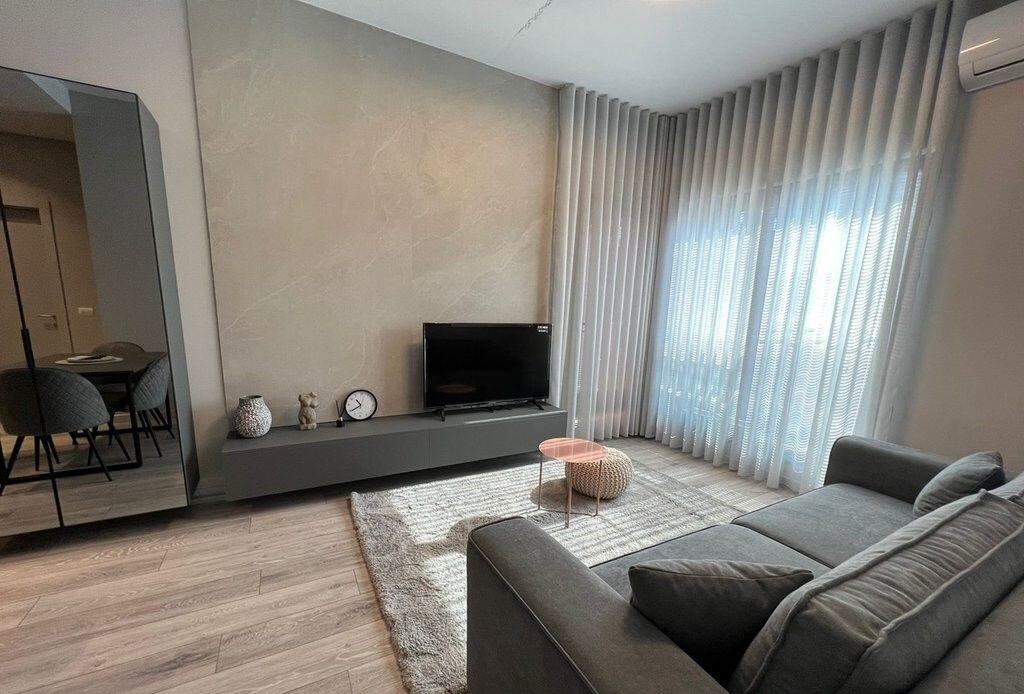 AFFITTASI APPARTAMENTO 1+1 – PRESSO TIRANA GARDEN BUILDING!