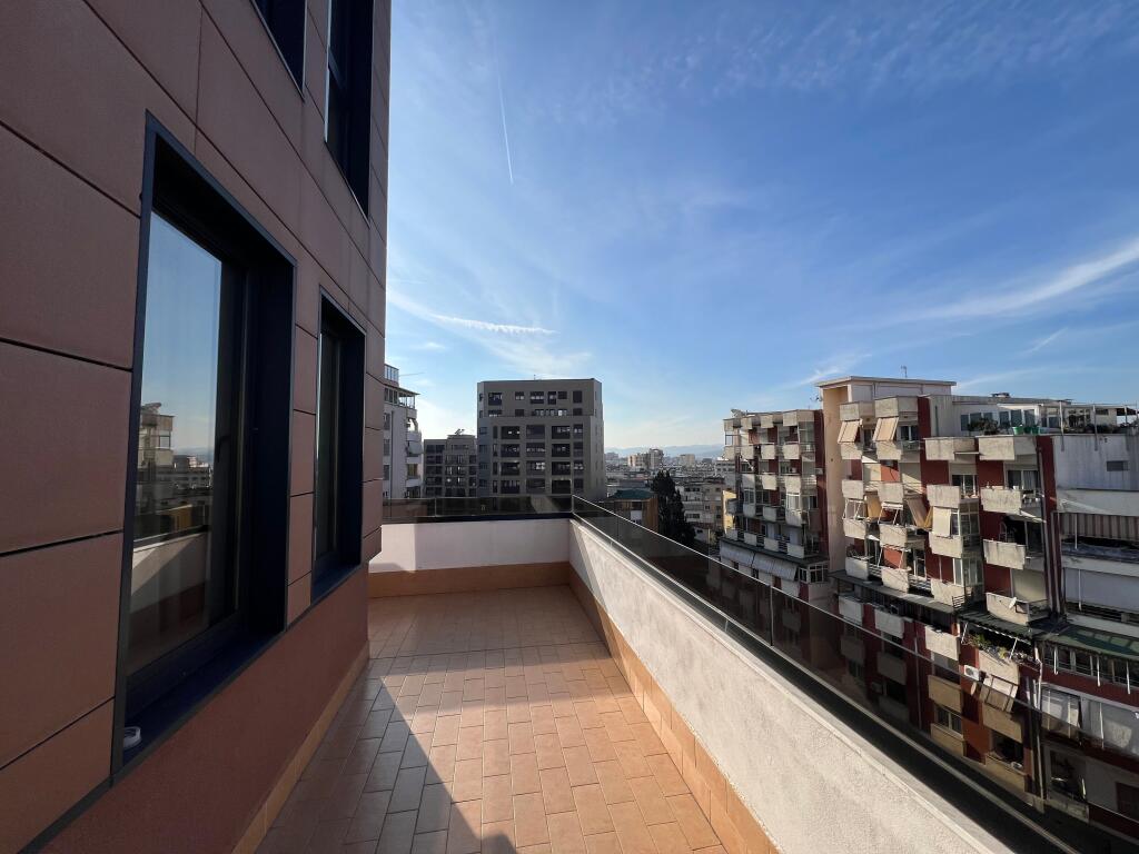 Affitto, Appartamento 1+1+ posto auto Via delle Barricate Vicino al liceo Sami Frasheri