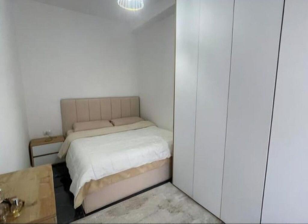 Ofrojme apartament per qira ne Ali Dem