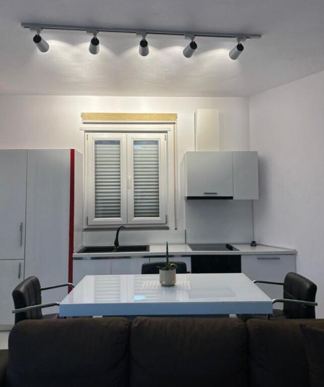 APARTAMENT ME QIRA 1+1 + POST PARKIM –TEK KOPSHTI ZOOLOGJIK &amp; BOTANIK!