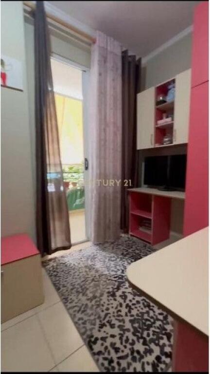 Ofrojme apartament per shitje ne Yzberisht,prane Bar Unik