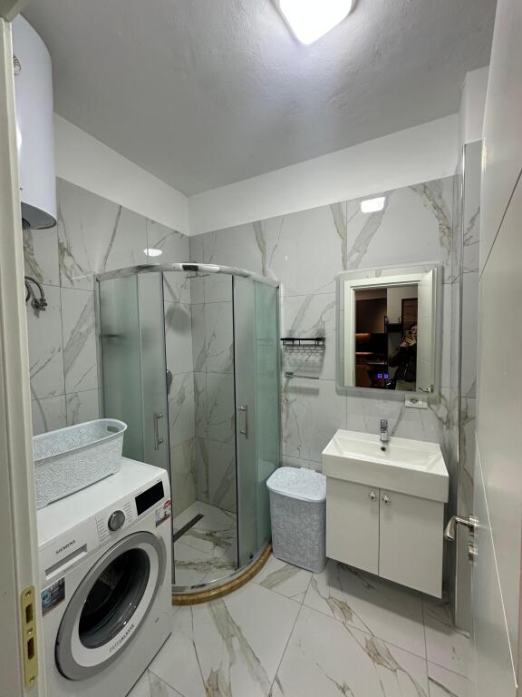 📣 AFFITTASI SUPER APPARTAMENTO 1+1 + parcheggio 📍 Green City Residence, Astir ✨  🏢 Edificio nuovo e di qualità 🛋️ Completamente arredato con architetto, in stile contemporaneo  💶 Prezzo: 650€/ mese