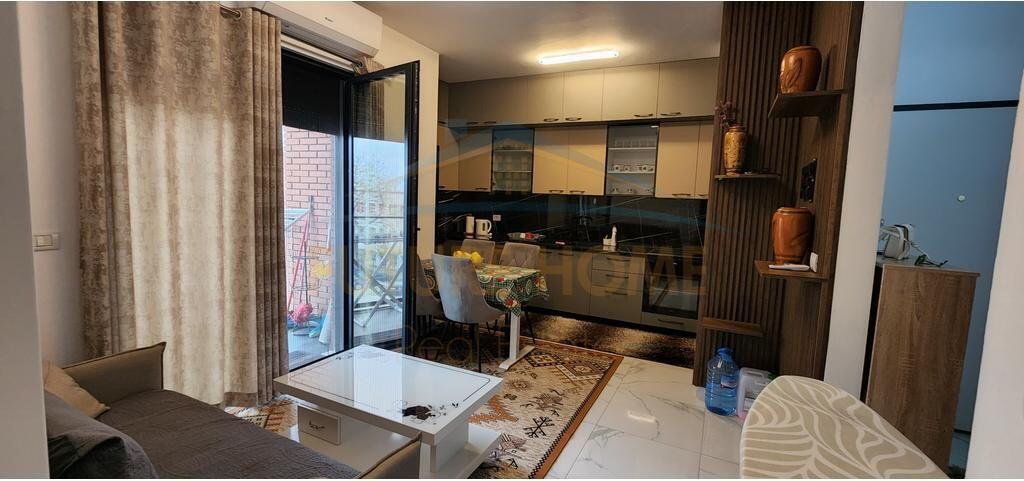 SHITET APARTAMENT 2+1 I KONVERTUAR NE PORCELAN