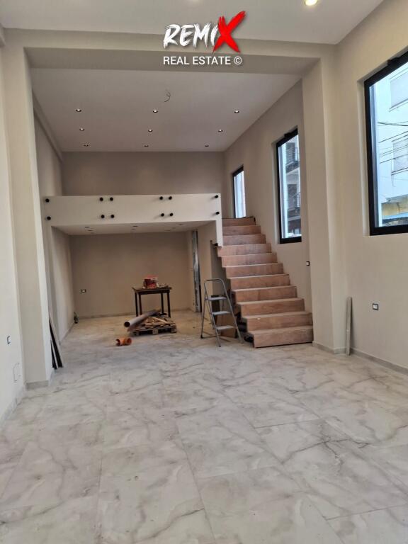 JEPET ME QERA AMBJENT BIZNESI BUZE RRUGE NE QENDER , DURRES