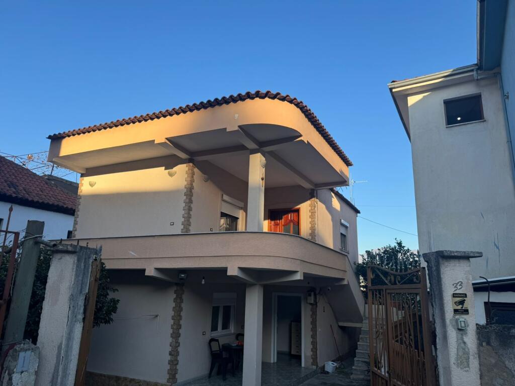 EKSKLUZIVE Vilë 2-katëshe për shitje – Mundësi ideale banimi dhe investimi  Shitet vilë moderne 2-katëshe, e organizuar në mënyrë funksionale, e përshtatshme për familje ose për përdorim si dy njësi banimi të ndara. Vila ndodhet në një zonë të qetë dhe ofron hapësira komode si brenda ashtu edhe jashtë.  Sipërfaqe trualli: 180 m²  Sipërfaqe ndërtimi: 150 m²  Oborr privat me mundësi parkimi për 2 automjete  Organizimi i ambienteve:  🔹 Kati i parë  Sallon i bollshëm  Kuzhinë funksionale  Dhomë gjumi  Tualet  🔹 Kati i dytë  Sallon i ndriçuar natyralisht  Kuzhinë  Dhomë gjumi  Tualet  Verandë komode  Ballkon me pamje të hapur  Vila ofron organizim praktik, ndriçim natyral dhe hapësira të jashtme që rrisin komoditetin e jetesës. Ideale për banim familjar ose për investim në tregun e qirave.  📍 Një zgjedhje perfekte për ata që kërkojnë rehati, privatësi dhe funksionalitet.