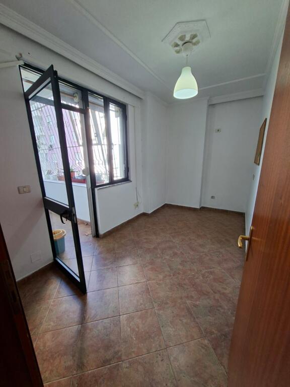 ZYRE ME QIRA 142 M2 PRANE GJYKATES ( ISH EKSPOZITA ) 1000 EURO